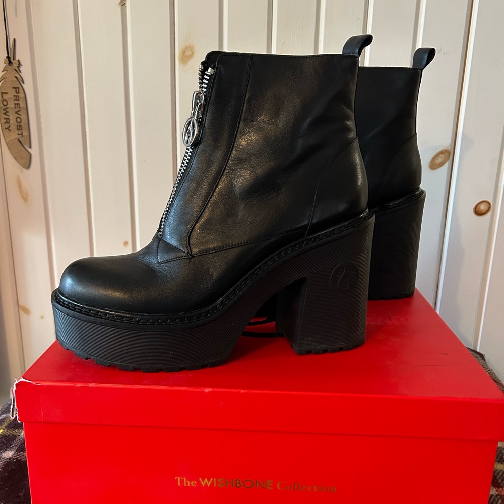 Edgy Wishbone Collection Black Leather Platform Heeled Boots